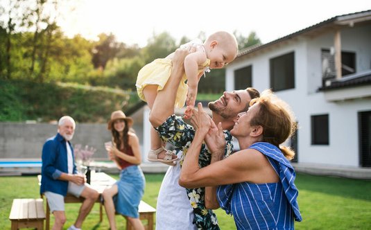 Haus mit Garten und Familie