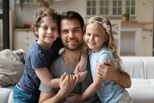 Haus-Familie-Wohnen-Serie-3-10 Glückliche Familie in ihrem Wohnzimmer